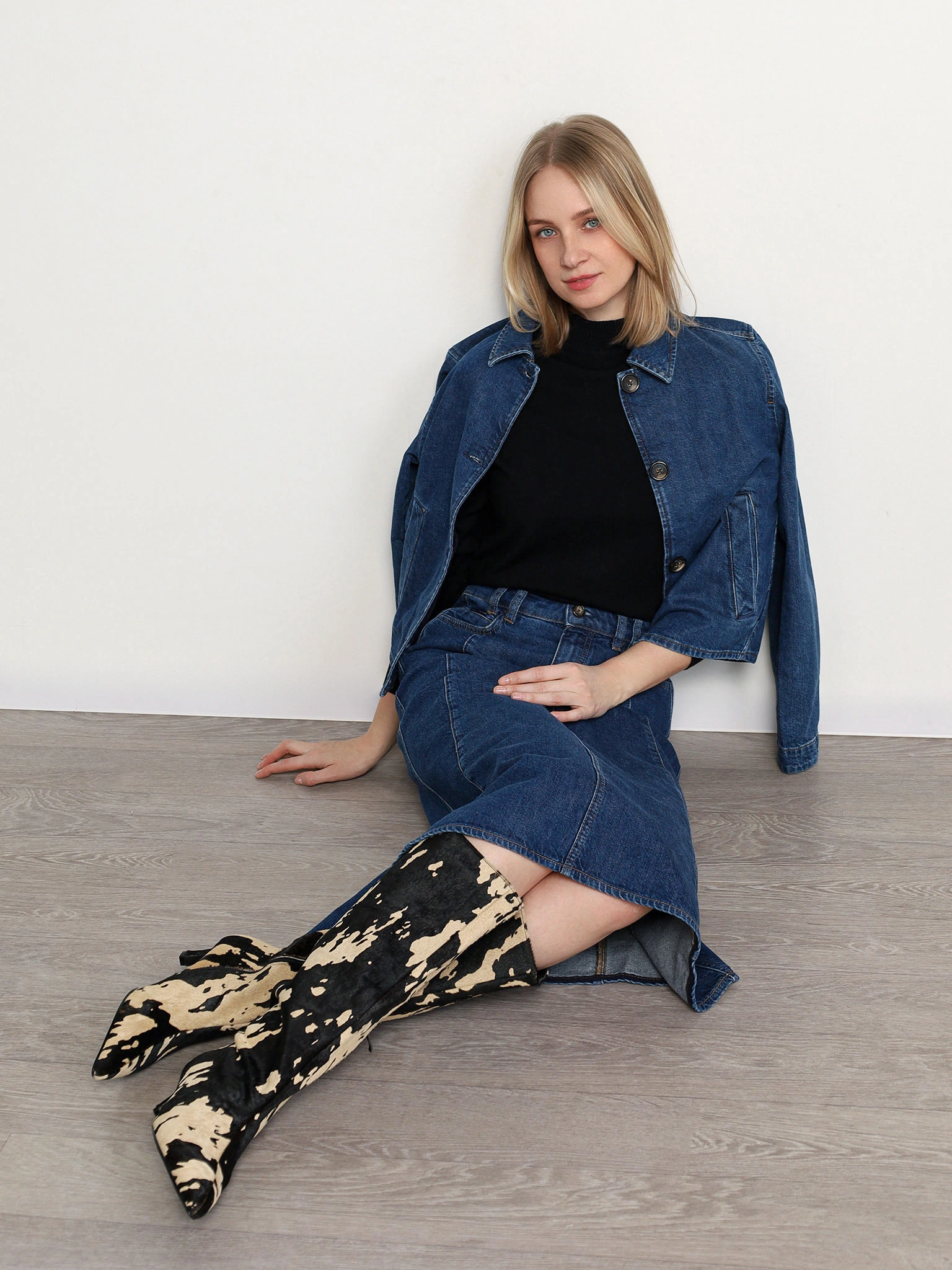 Куртка джинсовая укороченная темно-синего цвета